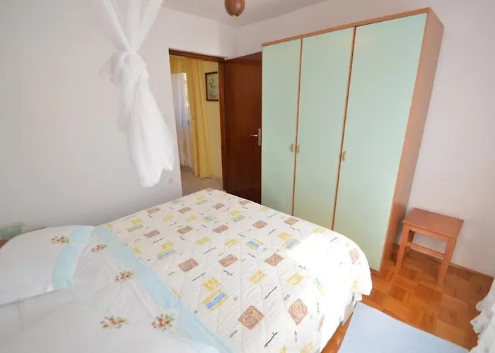 Apartament Franka 1 With Terrace Near The Beach, Artatore Mali Lošinj