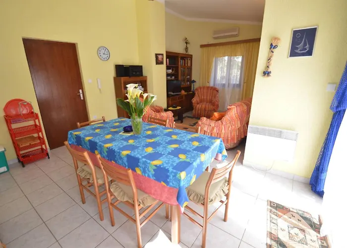 Franka 1 With Terrace Near The Beach, Artatore Apartament Mali Lošinj