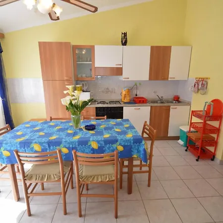 Franka 1 With Terrace Near The Beach, Artatore Apartamento Mali Lošinj