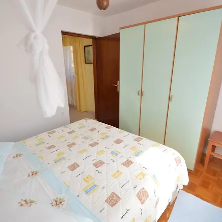 Apartment Franka 1 With Terrace Near The Beach, Artatore Mali Losinj