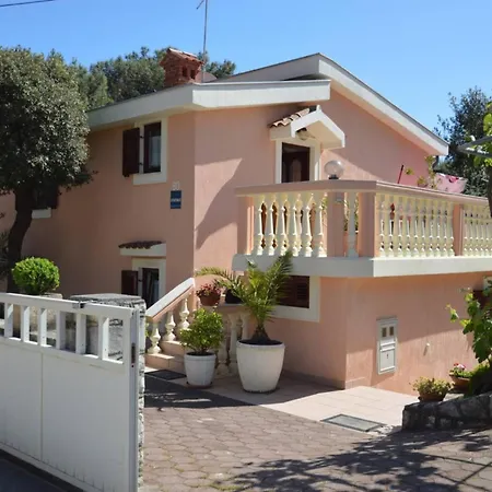 Franka 1 With Terrace Near The Beach, Artatore Mali Losinj