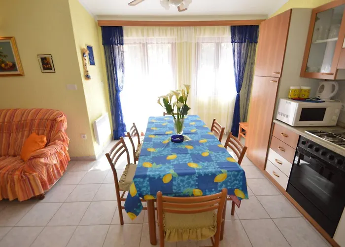 Apartamento Franka 1 With Terrace Near The Beach, Artatore